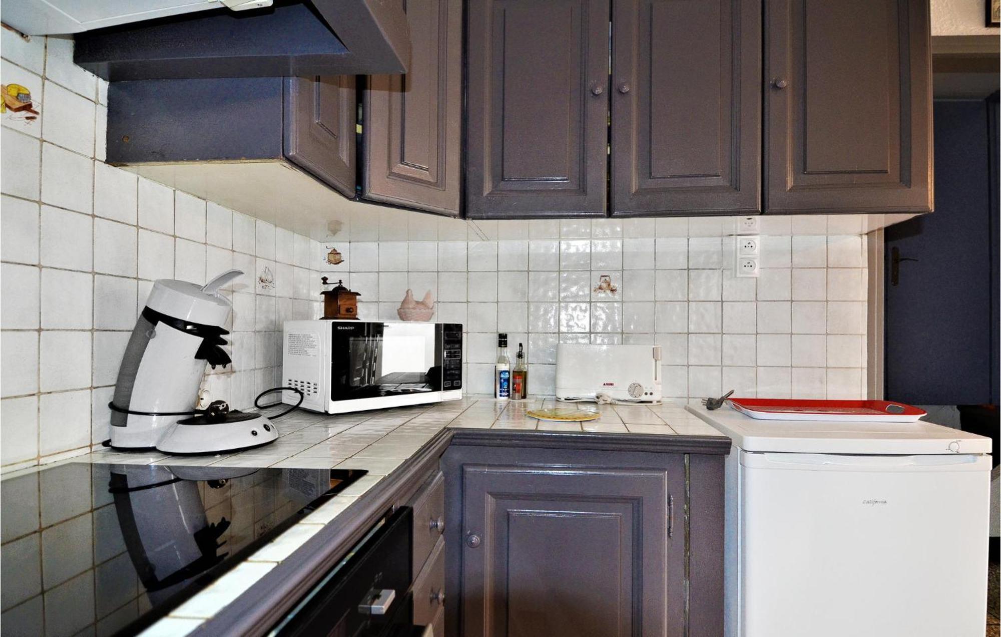 Lovely Home In Arles With Kitchen Exterior foto